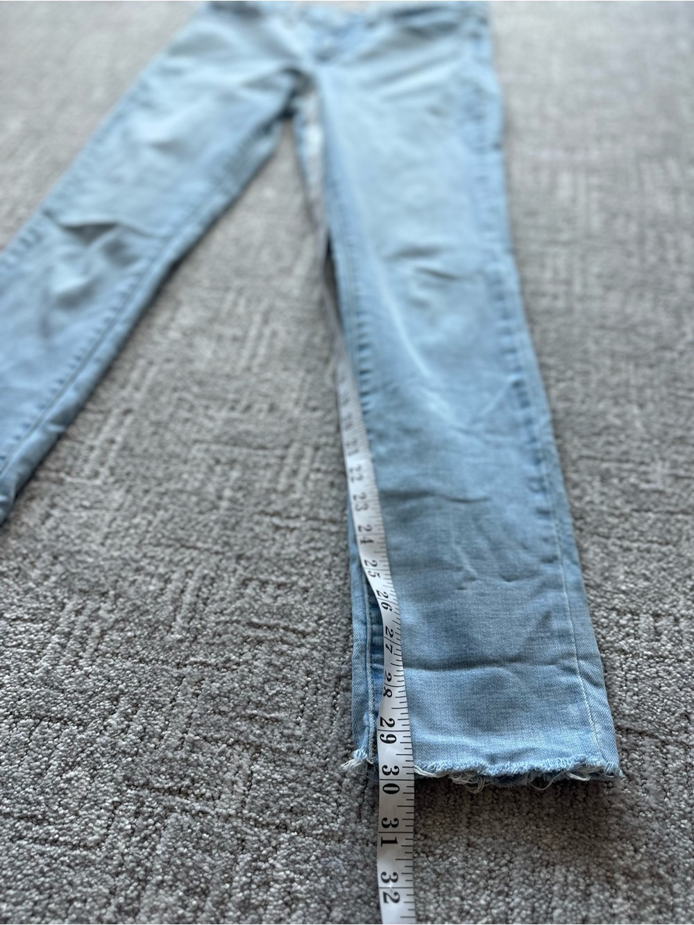 Levi’s 311 Shaping Skinny High Rise Jeans Light Wash Frayed Hem Size 30 - Picture 4 of 16